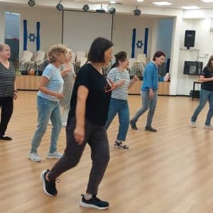 ריקודי עם למתחילים וממשיכים - מובילה נעמי כהן