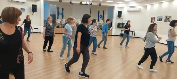 ריקודי עם למתחילים וממשיכים - מובילה נעמי כהן